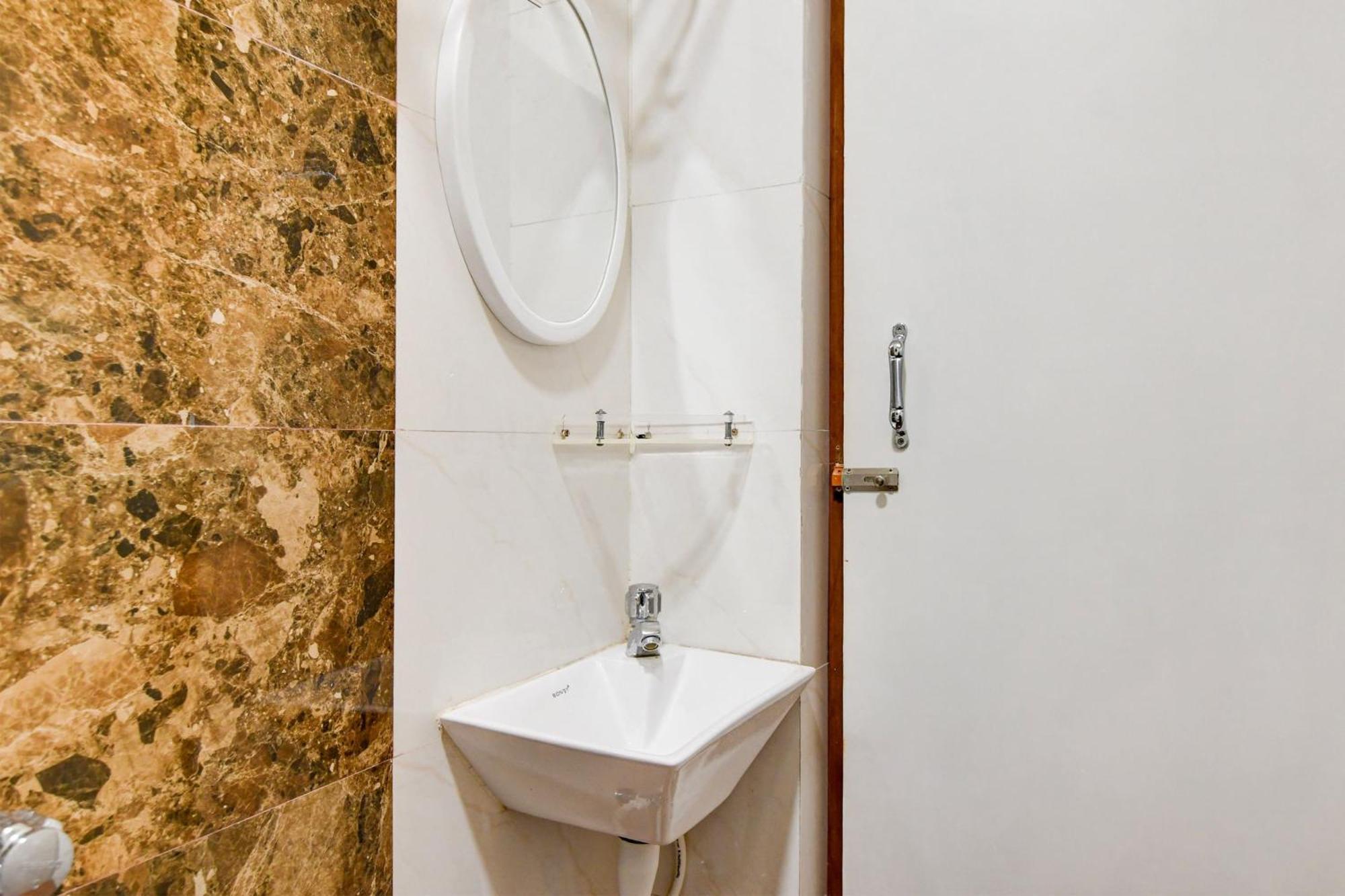 Hotel Super Townhouse Kaikhali Near Airport