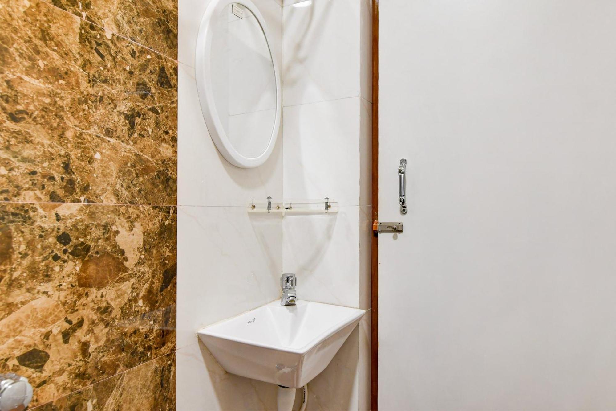 Hotel Super Townhouse Kaikhali Near Airport 4*