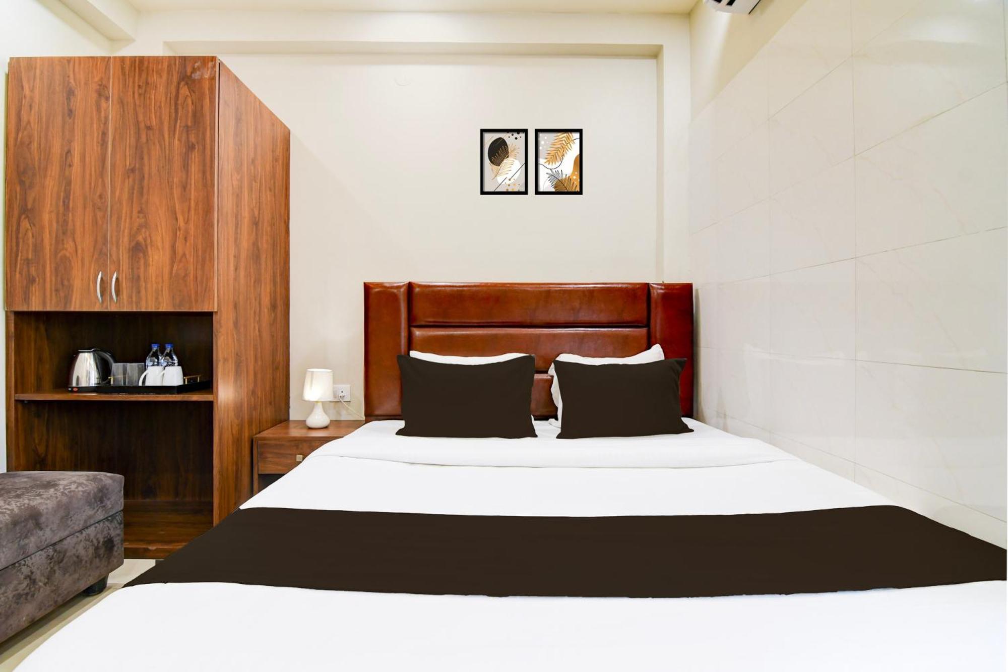 Super Townhouse Kaikhali Near Airport 4* Kolkata