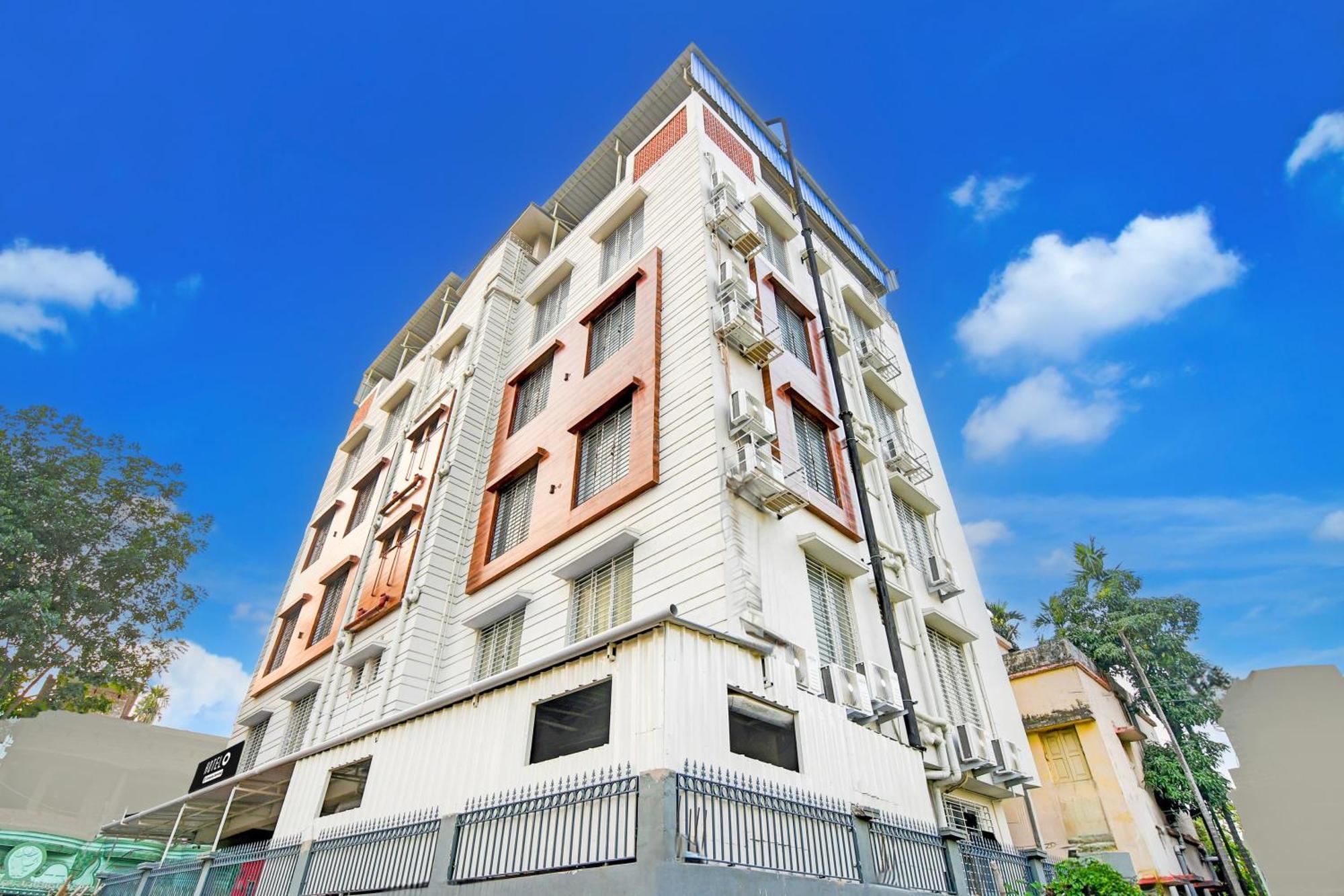 Super Townhouse Kaikhali Near Airport Hotel