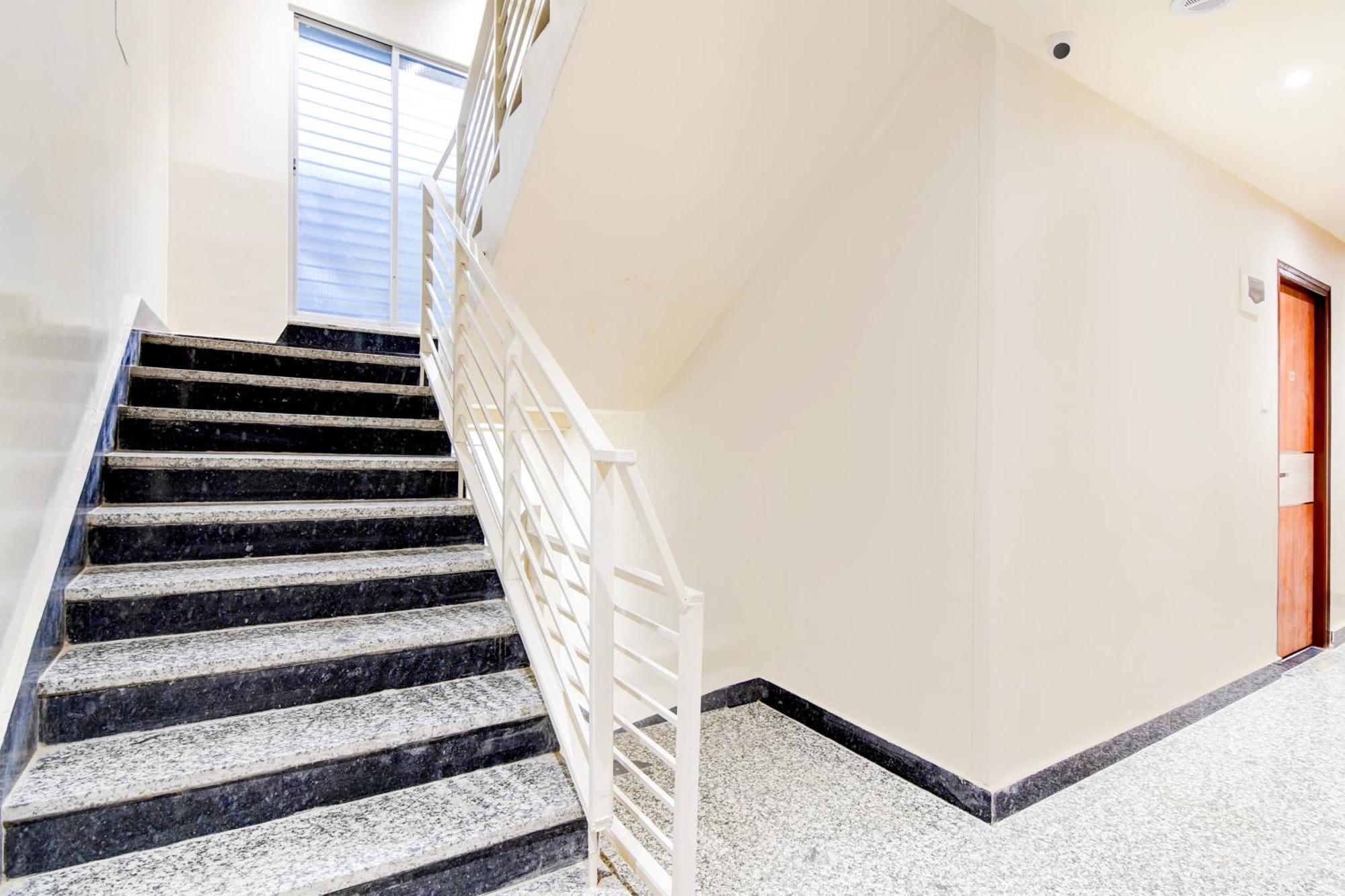 Hotel Super Townhouse Kaikhali Near Airport 4*