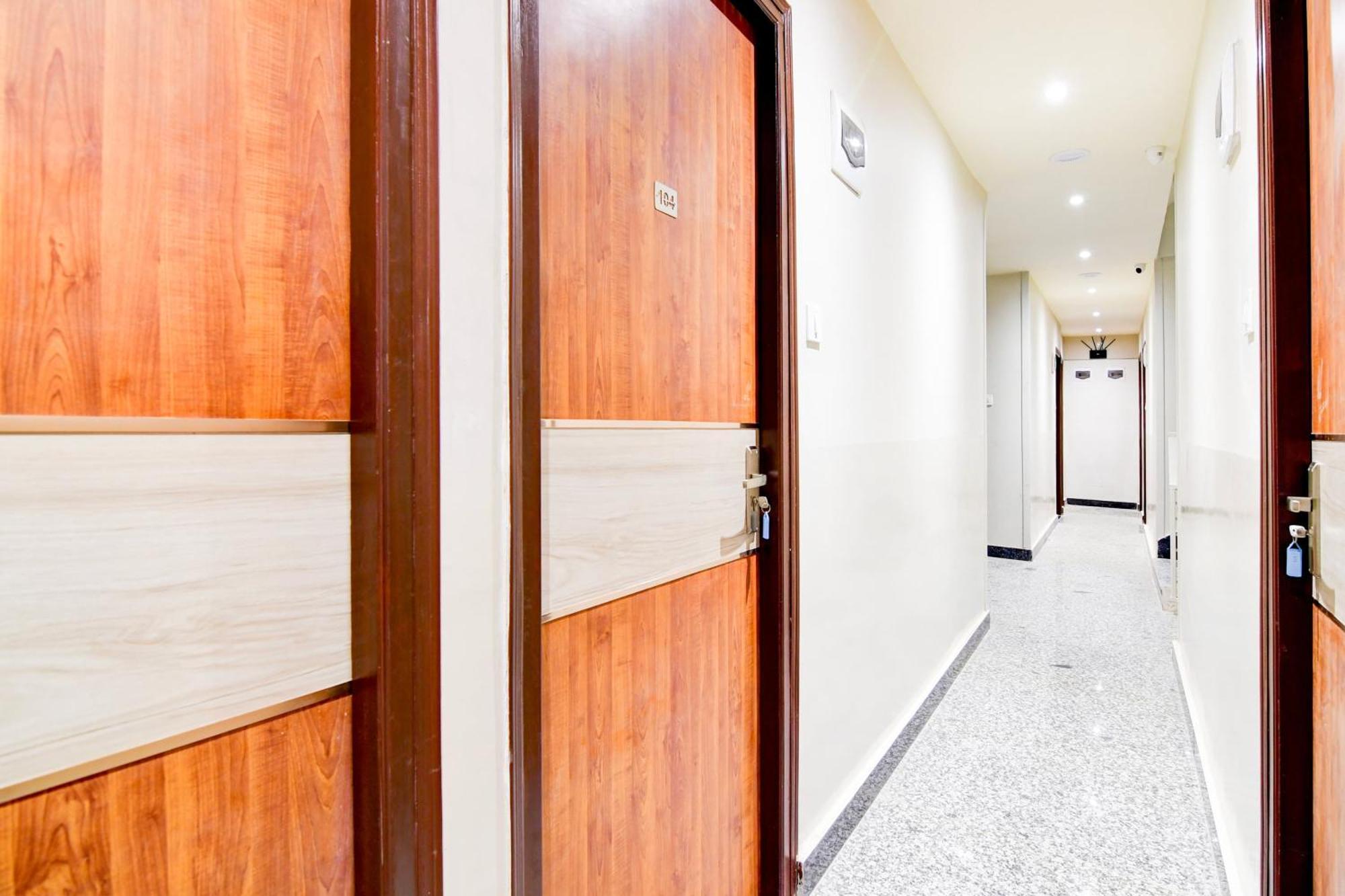 Super Townhouse Kaikhali Near Airport Hotel 4*